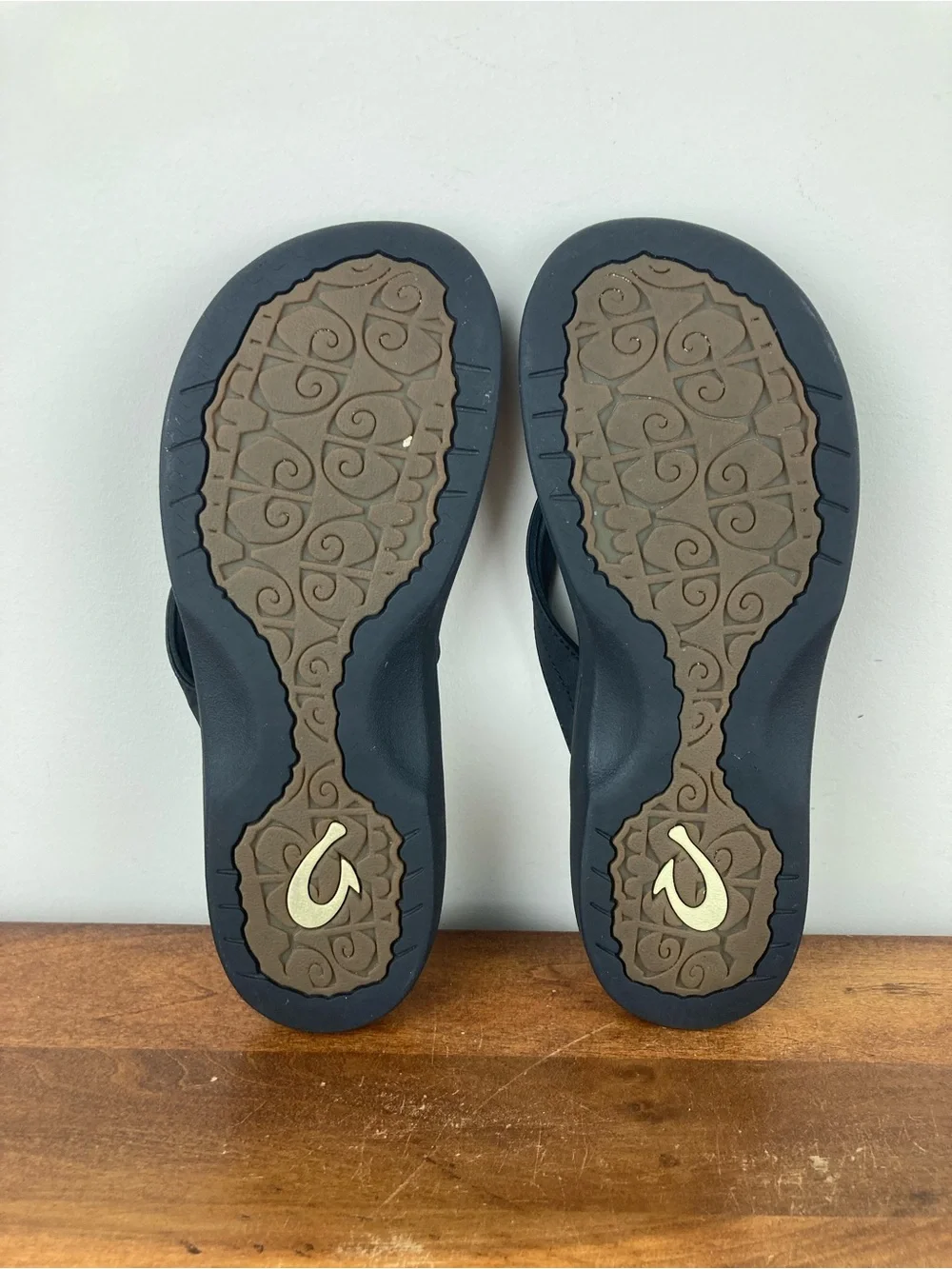 OluKai Ohana Black Thong Flip Flops Comfort Sandals Women’s Size 8/38.